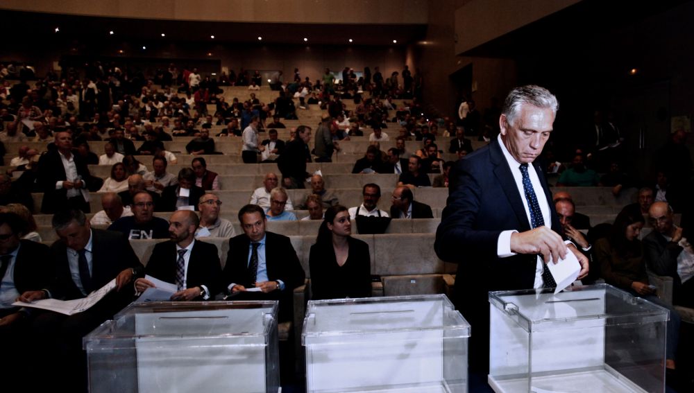 Paco Zas, elegido sucesor este martes de Tino Fernández al frente del Deportivo, vota durante la Asamblea de Accionistas
