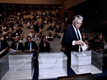 Paco Zas, elegido sucesor este martes de Tino Fernández al frente del Deportivo, vota durante la Asamblea de Accionistas