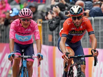 Carapaz y Nibali llegan a meta Carapaz y Nibali llegan a meta