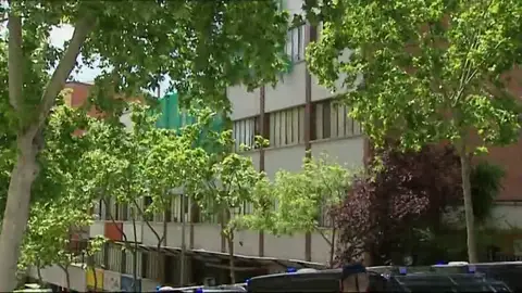 Los Mossos desalojan el colegio donde se grabó la serie de TV3 'Merlí' Los Mossos desalojan el colegio donde se grabó la serie de TV3 'Merlí'