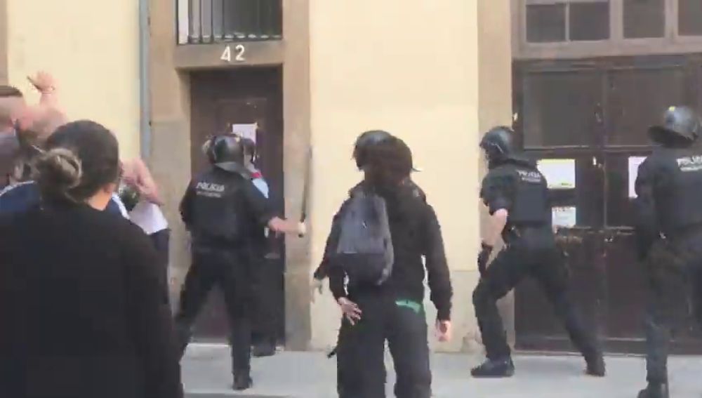 Incidentes con los antidisturbios en un edificio con okupas en Barcelona