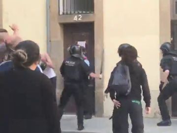 Incidentes con los antidisturbios en un edificio con okupas en Barcelona