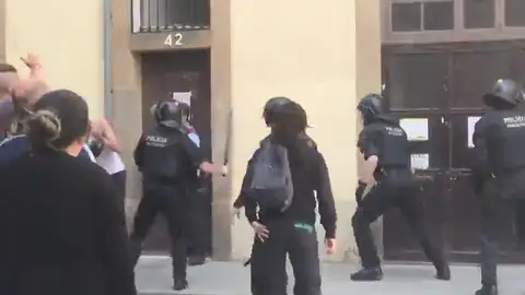 Incidentes con los antidisturbios en un edificio con okupas en Barcelona Incidentes con los antidisturbios en un edificio con okupas en Barcelona