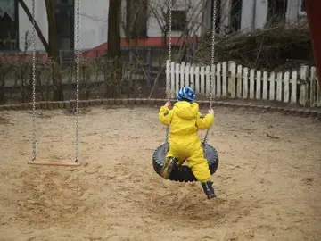 Un niño solo en un parque Un niño solo en un parque