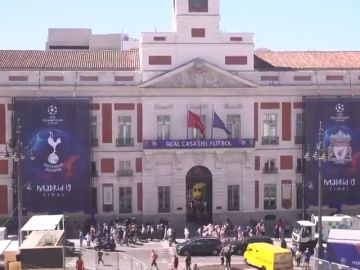 La Puerta del Sol madrileña se viste de gala en vísperas de la final de la Champions League