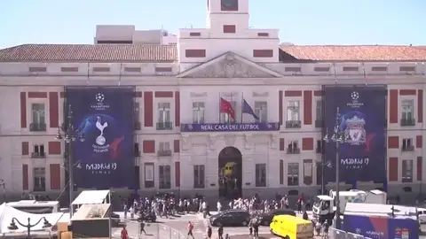 La Puerta del Sol madrileña se viste de gala en vísperas de la final de la Champions League La Puerta del Sol madrileña se viste de gala en vísperas de la final de la Champions League