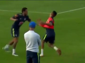 Vacilan a Neymar: se pica con un juvenil que le hizo 'un caño'