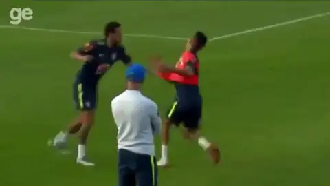 Vacilan a Neymar: se pica con un juvenil que le hizo 'un caño' Vacilan a Neymar: se pica con un juvenil que le hizo 'un caño'