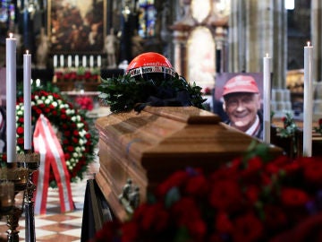 Un retrato del piloto austriaco Niki Lauda colocado junto a su ataúd y su casco en la capilla ardiente Un retrato del piloto austriaco Niki Lauda colocado junto a su ataúd y su casco en la capilla ardiente