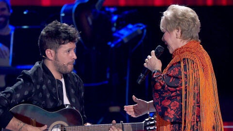 Pablo L&oacute;pez toca la guitarra por buler&iacute;as para Loli Moreno en &lsquo;La Voz Senior&rsquo;