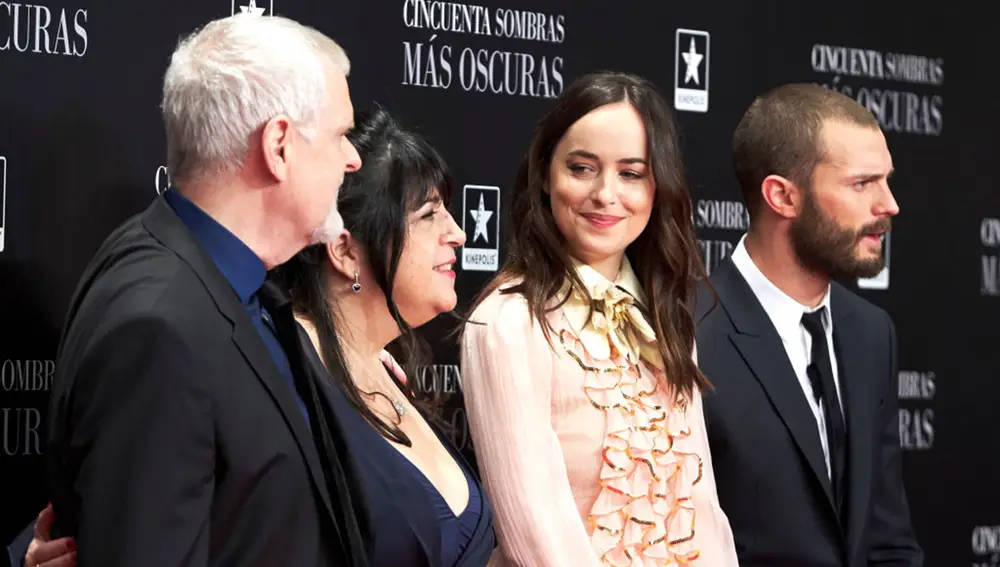 E. L. James junto a Dakota Johnson y Jamie Dornan en la premiere de 'Cincuenta sombras más oscuras'