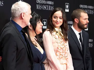 E. L. James junto a Dakota Johnson y Jamie Dornan en la premiere de 'Cincuenta sombras más oscuras' E. L. James junto a Dakota Johnson y Jamie Dornan en la premiere de 'Cincuenta sombras más oscuras'
