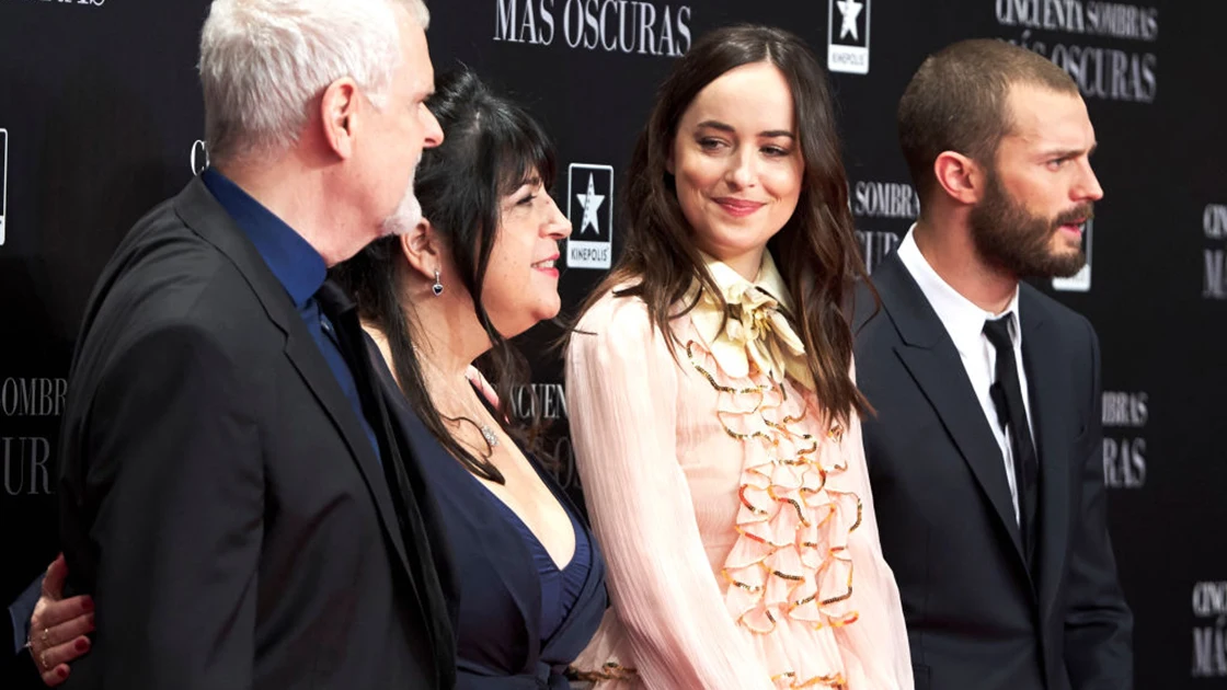 E. L. James junto a Dakota Johnson y Jamie Dornan en la premiere de 'Cincuenta sombras más oscuras' E. L. James junto a Dakota Johnson y Jamie Dornan en la premiere de 'Cincuenta sombras más oscuras'
