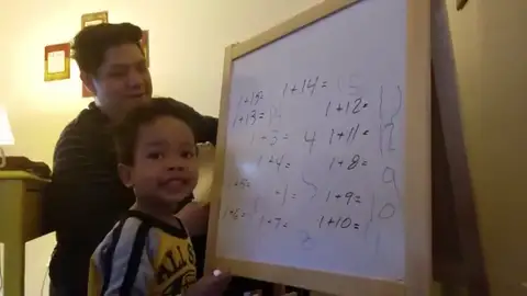 Un niño de tres años que resuelve ecuaciones y recita de memoria el número Pi Un niño de tres años que resuelve ecuaciones y recita de memoria el número Pi