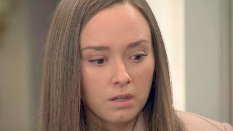 Carlos informa a Mónica del trágico fallecimiento de su padre 