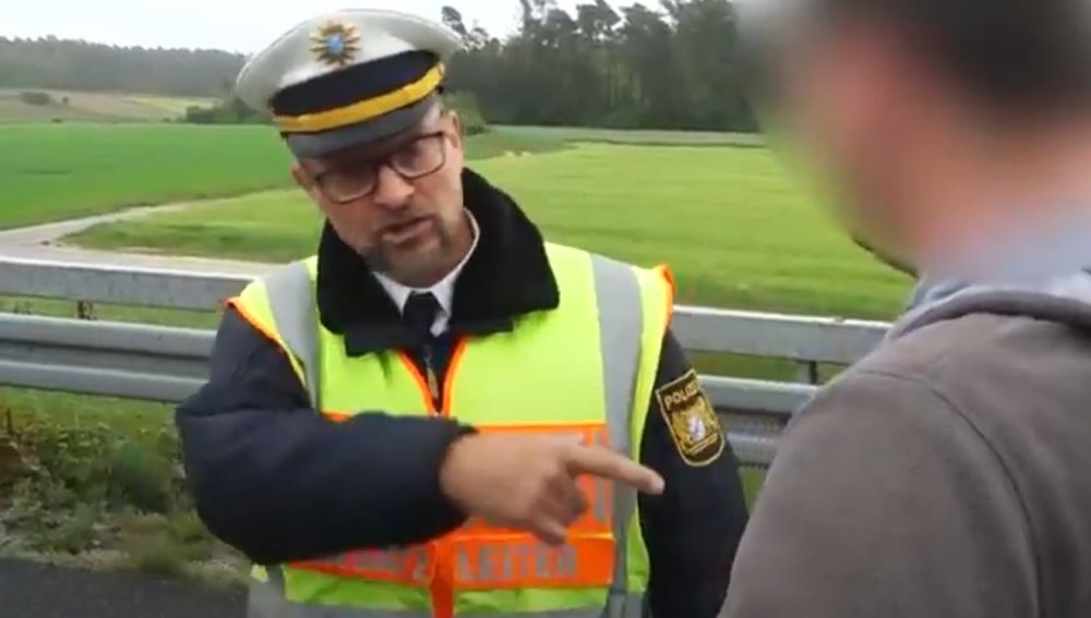 Un policía alemán da una lección a los curiosos