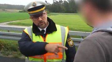 Un policía alemán da una lección a los curiosos 
