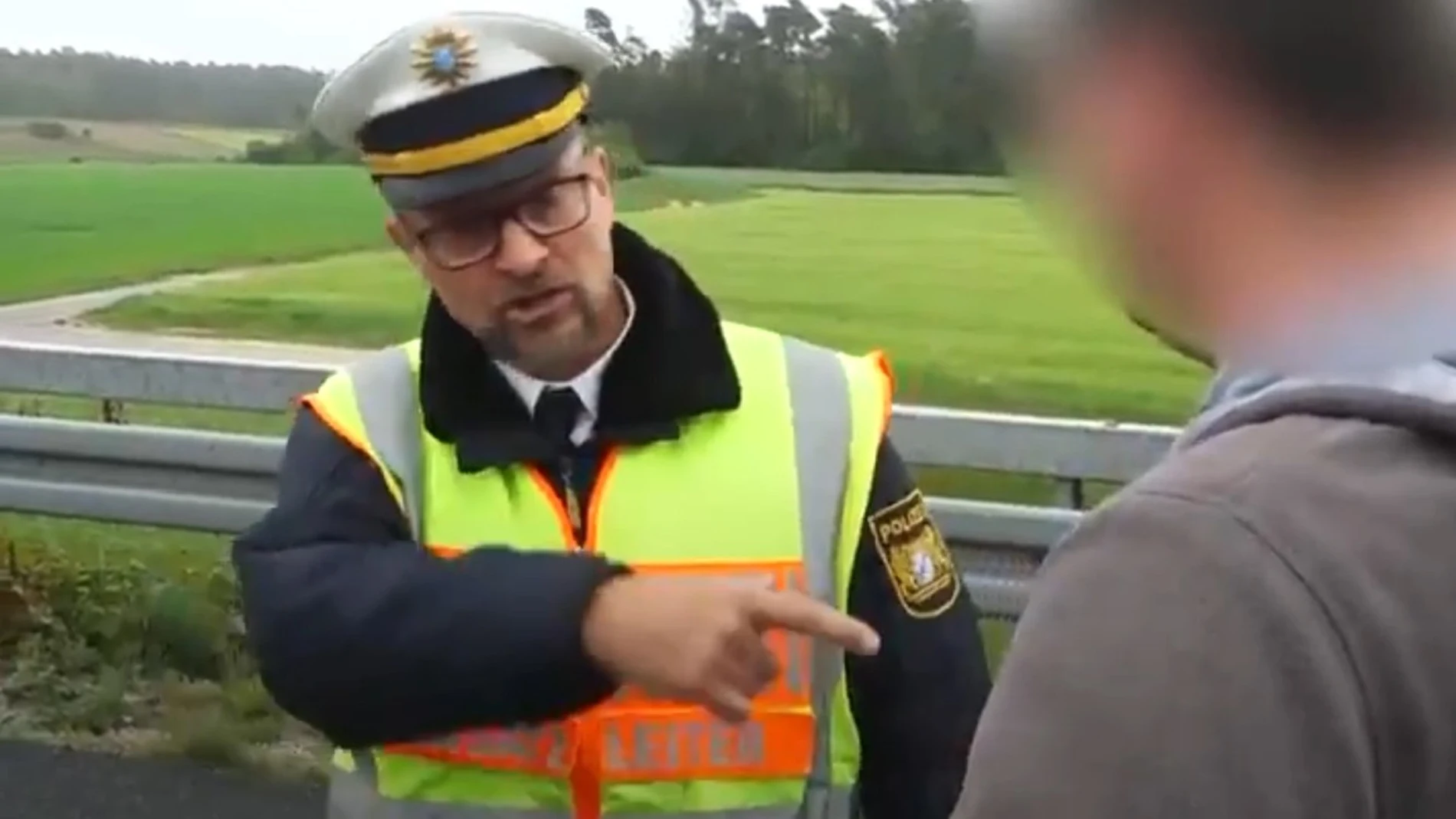 Un policía alemán da una lección a los curiosos Un policía alemán da una lección a los curiosos