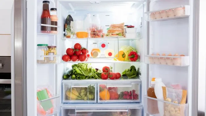 Alimentos en la nevera Alimentos en la nevera