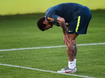 Neymar se duele durante el entrenamiento de Brasil Neymar se duele durante el entrenamiento de Brasil
