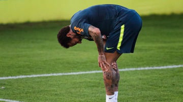 Neymar se duele durante el entrenamiento de Brasil