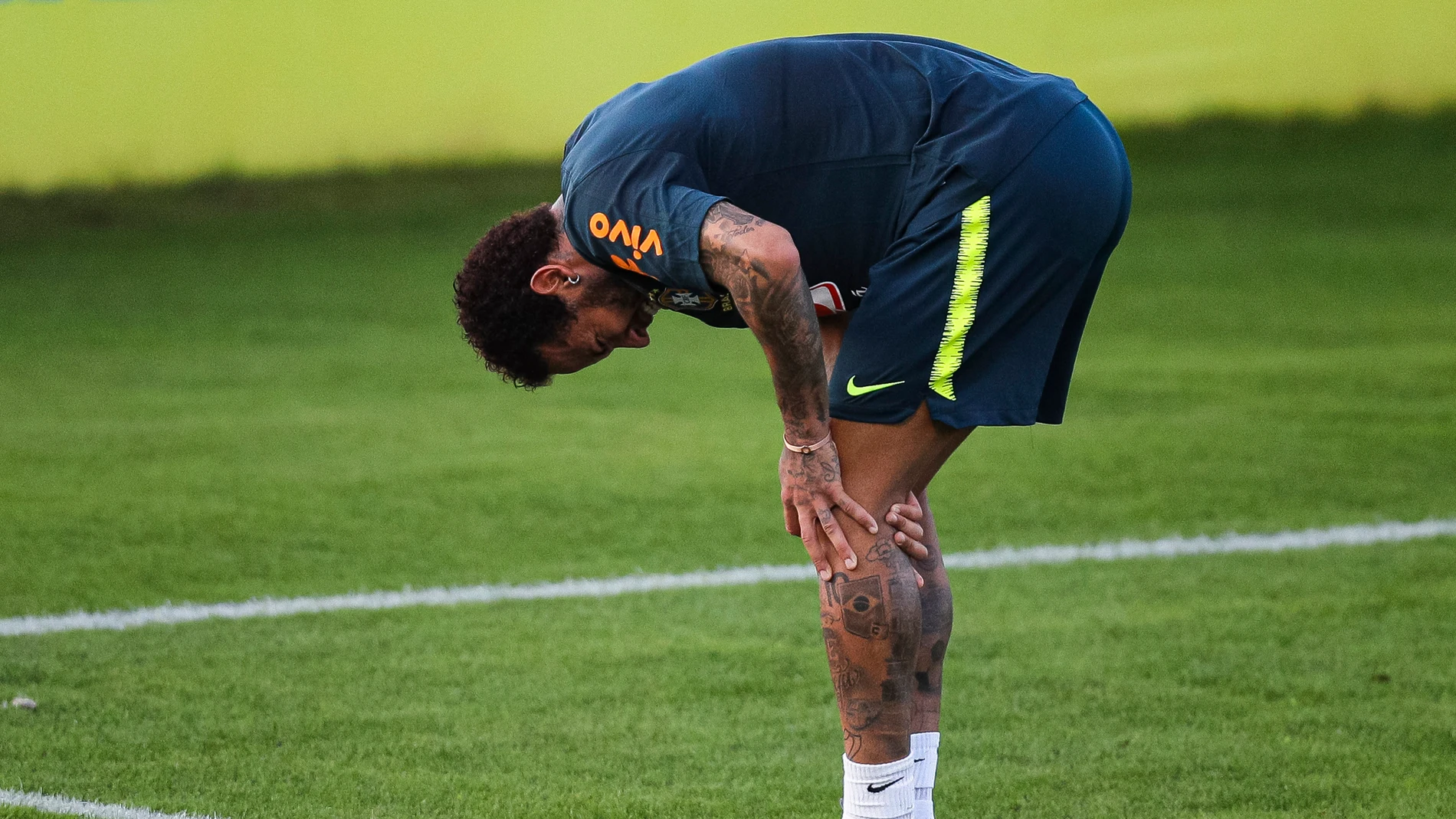 Neymar se duele durante el entrenamiento de Brasil Neymar se duele durante el entrenamiento de Brasil
