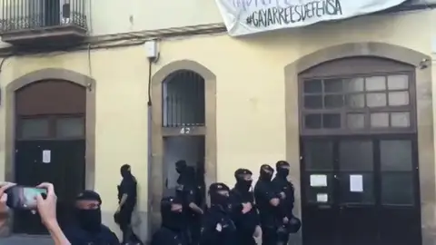 Okupan las oficinas del dueño del edificio desalojado en Sants Okupan las oficinas del dueño del edificio desalojado en Sants