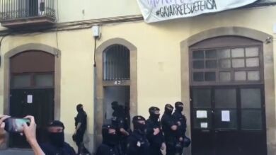 Okupan las oficinas del dueño del edificio desalojado en Sants