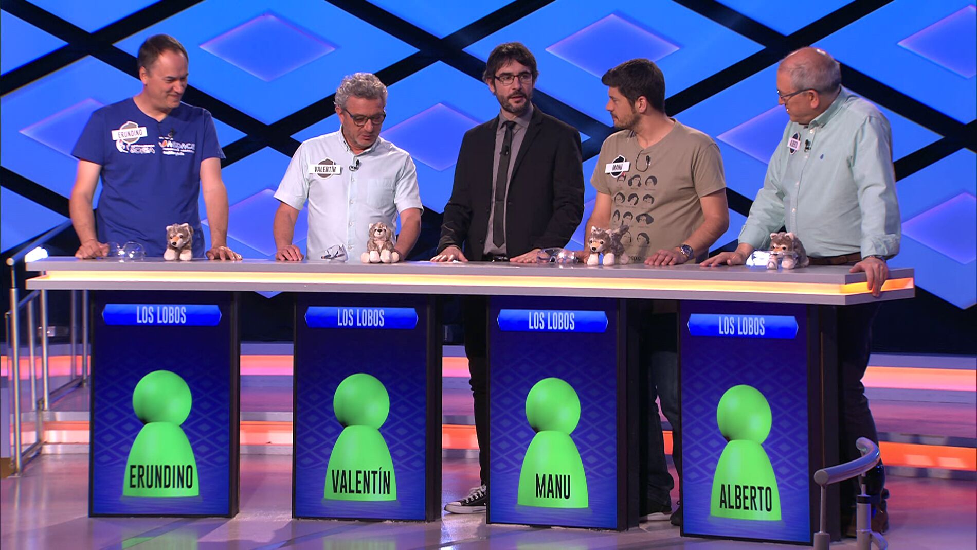 'Los Lobos' reciben un regalo del 'se&ntilde;or del sombrero' de '&iexcl;Ahora caigo!'