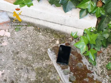 Se les cae el móvil tras un intento de robo y cuando vuelven a recuperarlo son detenidos Se les cae el móvil tras un intento de robo y cuando vuelven a recuperarlo son detenidos