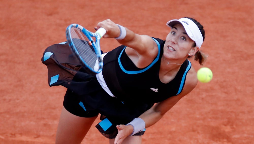 Muguruza realiza un saque durante su partido contra Larsson