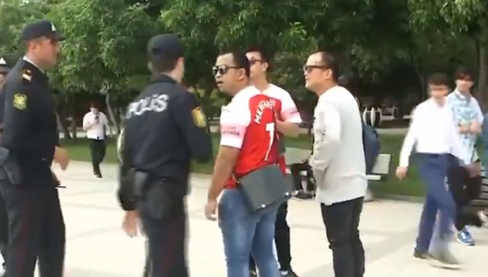 La Policía de Bakú identifica a los aficionados del Arsenal con la camiseta de Mkhitaryan