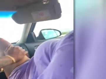Una mujer da a luz en un coche