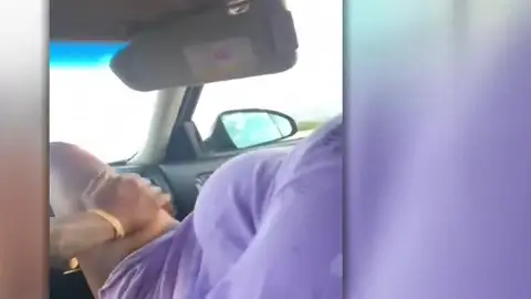 Una mujer da a luz en un coche Lo graba su hijo de 10 años