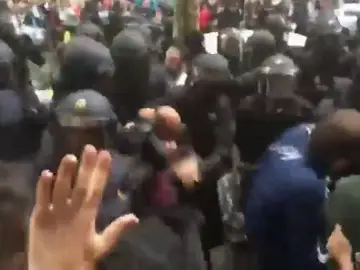 Proyectan ante el Supremo nuevos vídeos para demostrar que si hubo violencia contra los manifestantes durante el 1-O Proyectan ante el Supremo nuevos vídeos para demostrar que si hubo violencia contra los manifestantes durante el 1-O