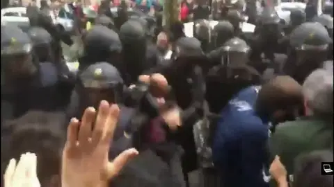 Proyectan ante el Supremo nuevos vídeos para demostrar que si hubo violencia contra los manifestantes durante el 1-O Proyectan ante el Supremo nuevos vídeos para demostrar que si hubo violencia contra los manifestantes durante el 1-O