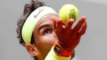 Rafa Nadal se dispone a sacar en Roland Garros