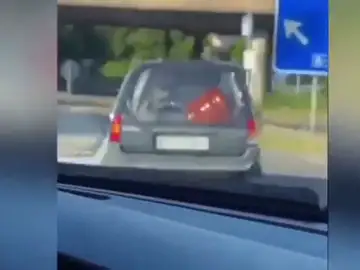 Compra un coche fúnebre con ataúd incluido y se pasea con él tras un reto entre amigos Compra un coche fúnebre con ataúd incluido y se pasea con él tras un reto entre amigos