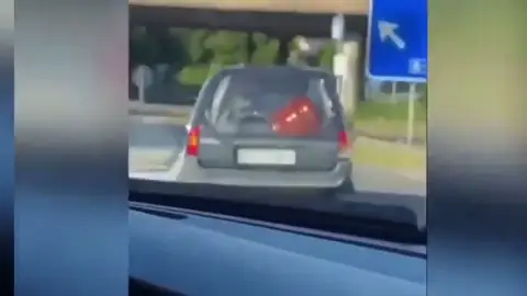 Compra un coche fúnebre con ataúd incluido y se pasea con él tras un reto entre amigos Compra un coche fúnebre con ataúd incluido y se pasea con él tras un reto entre amigos