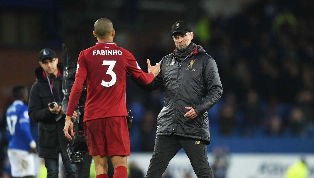 Klopp felicita a Fabinho tras un partido con el Liverpool