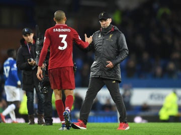 Klopp felicita a Fabinho tras un partido con el Liverpool