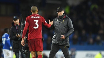Klopp felicita a Fabinho tras un partido con el Liverpool