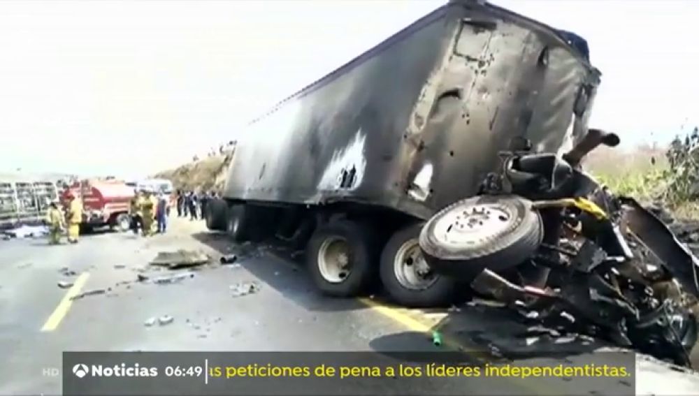 Mueren 20 personas tras colisionar un autobús y un camión en el centro de México