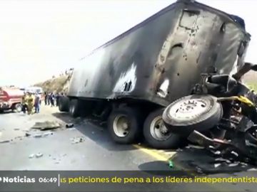 Mueren 20 personas tras colisionar un autobús y un camión en el centro de México