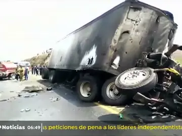 Mueren 20 personas tras colisionar un autobús y un camión en el centro de México Mueren 20 personas tras colisionar un autobús y un camión en el centro de México