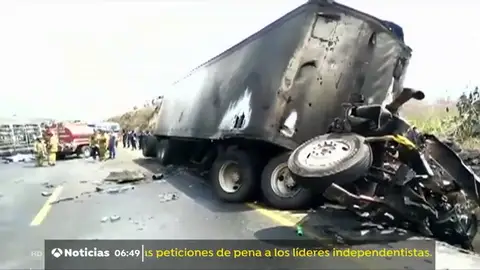 Mueren 20 personas tras colisionar un autobús y un camión en el centro de México Mueren 20 personas tras colisionar un autobús y un camión en el centro de México
