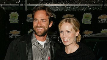Luke Perry y Jennie Garth