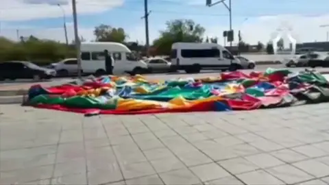 Un castillo hinchable sale volando y deja a cinco niños heridos en Siberia Un castillo hinchable sale volando y deja a cinco niños heridos en Siberia