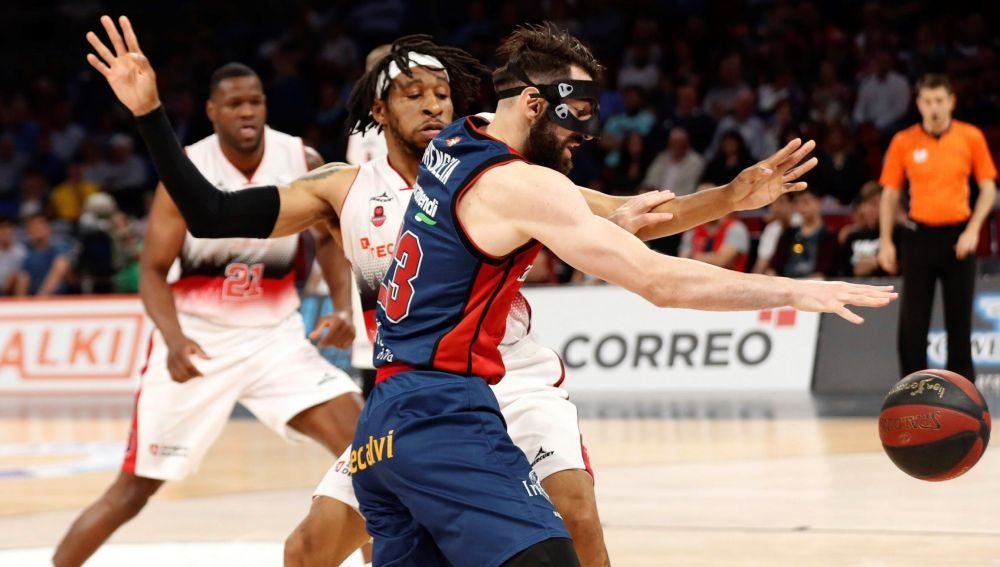 Shengelia intenta avanzar ante la defensa de Stanley Okoye