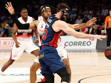 Shengelia intenta avanzar ante la defensa de Stanley Okoye Shengelia intenta avanzar ante la defensa de Stanley Okoye